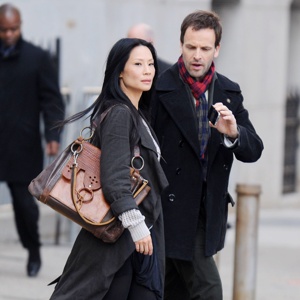Lucy Liu as Dr Joan Watson & Johnny Lee Miller as Sherlock Holmes, filming Elementary