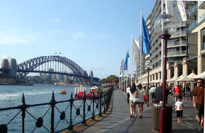 Photograph of East Circular Quay promenade